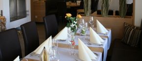 Festlich gedeckter Tisch im Restaurant Karpfen am Illmensee